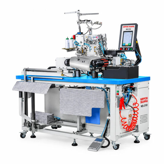 A Nippon-Silmaq NS-310 é uma máquina automática desenvolvida para realizar o processo de bainha em camisetas, proporcionando maior agilidade, uniformidade e qualidade no acabamento. Seu sistema automatizado integra diferentes etapas da operação, reduzindo a necessidade de intervenções manuais e permitindo maior padronização dos resultados. É uma solução indicada para confecções que buscam aumentar a produtividade e otimizar o fluxo de produção. - Imagem